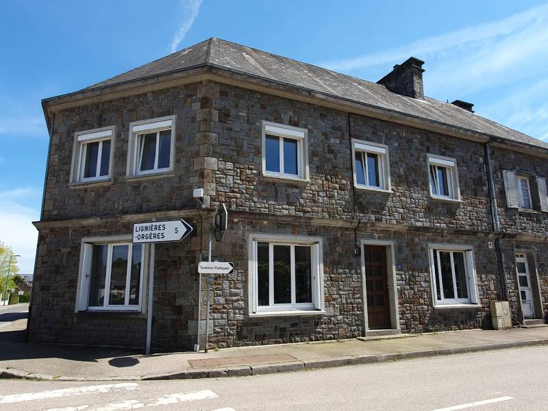 Maison de ville Joué du bois Village calme Grands volumes